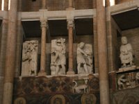 Baptisterium, Statuen der Monate