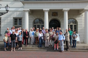 Gruppenbild vor dem Rathaus in Wismar